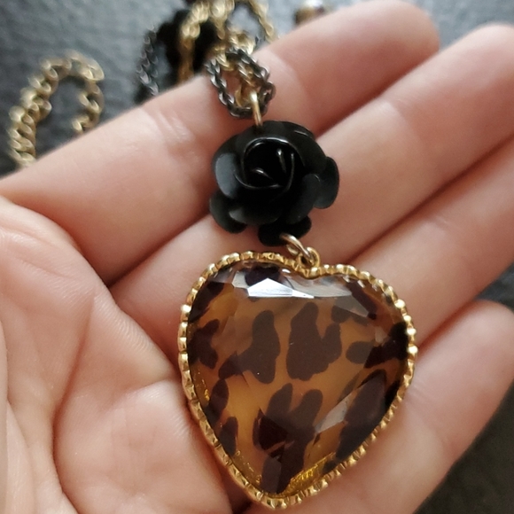 Betsey Johnson necklace - Picture 5 of 9